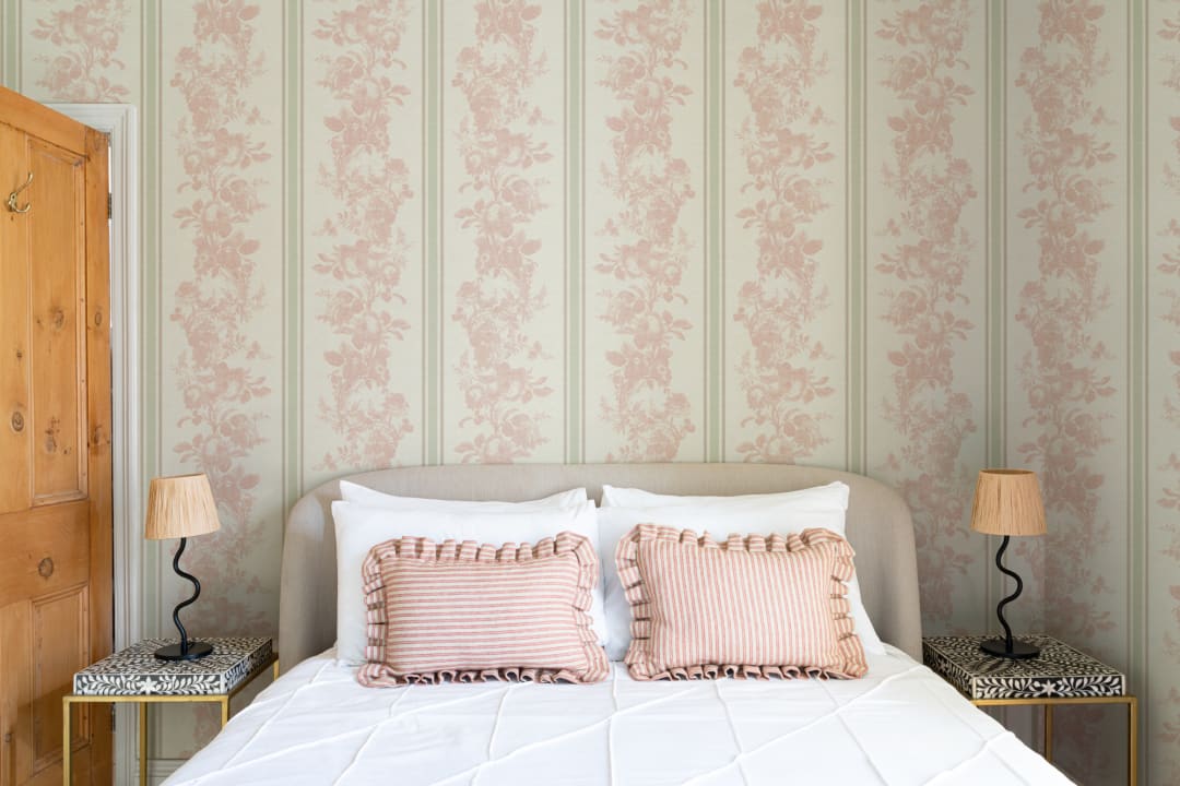 Rosy Pink Vintage Floral Pattern Mural For Warm Elegance