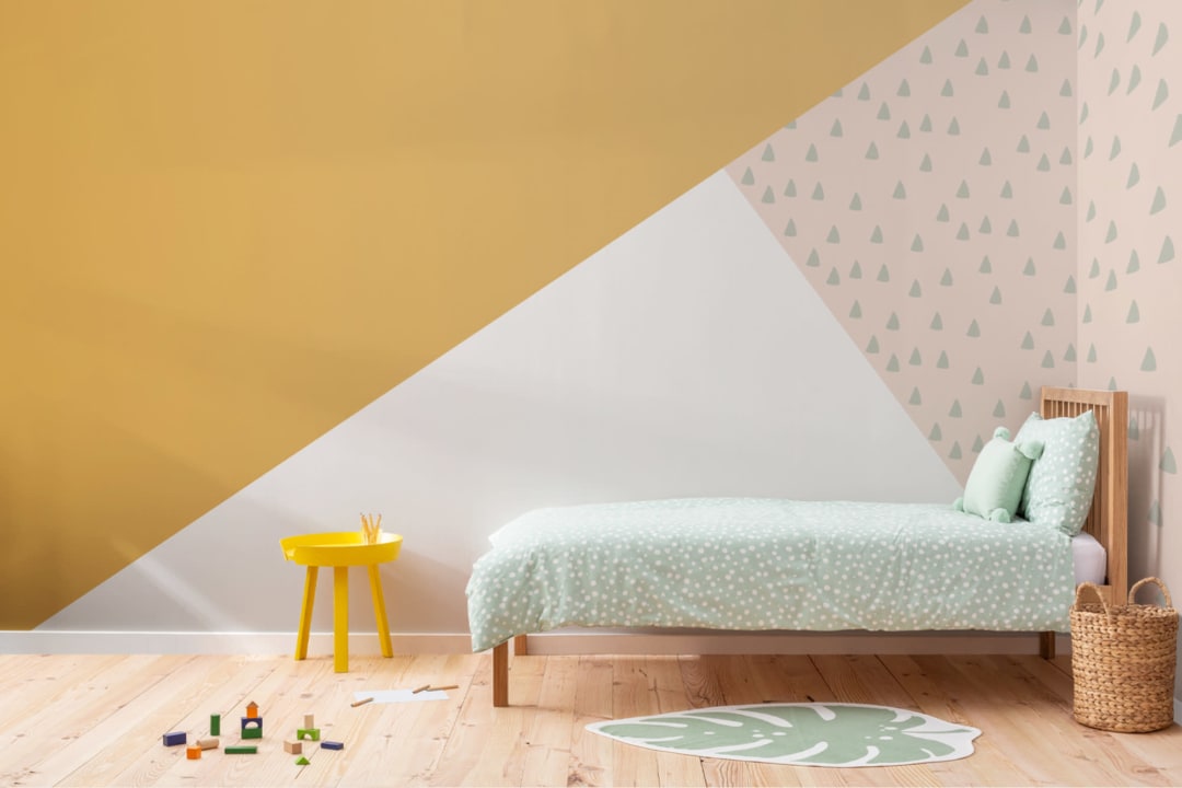 Mural Papel Pintado Figuras Geométricas con Triángulos Grandes en Amarillo Mostaza y Blanco