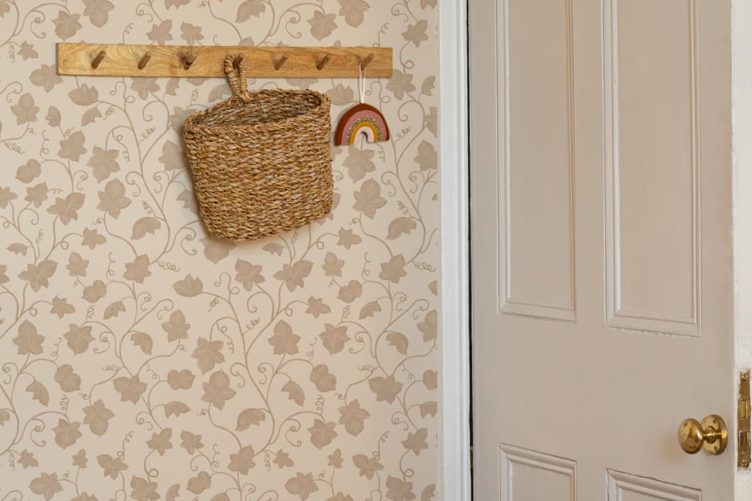 Beige Cute Ivy Wallpaper