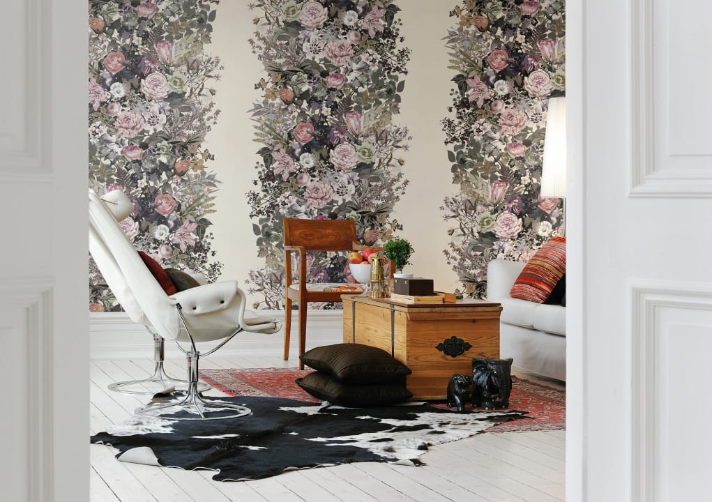 Beige behang met bloemen en bladeren