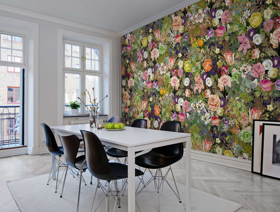 Kleurrijk bloemenbehang dat bij elke kleur past
