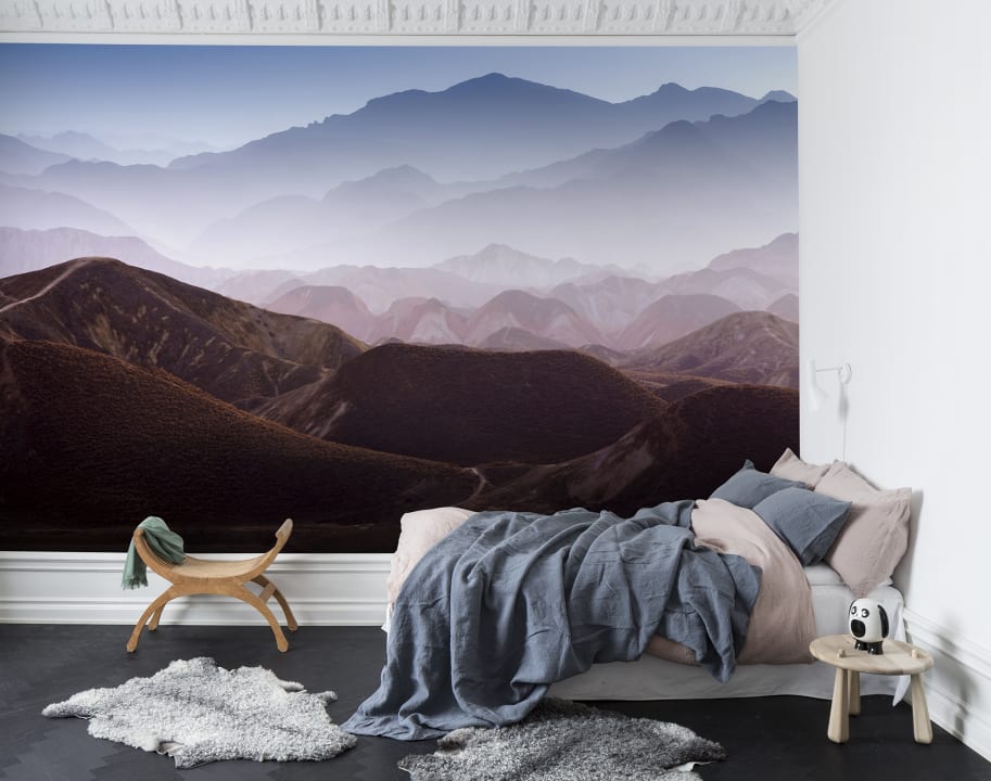 Une réflexion sur les sentiers de la vie à la fois visibles et cachés dans cette peinture murale de douces montagnes.