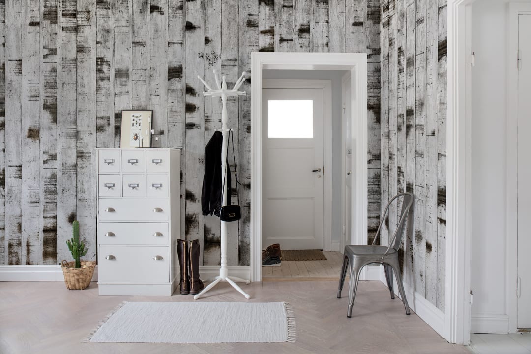 Een houten muur waar er maar een van te vinden is.