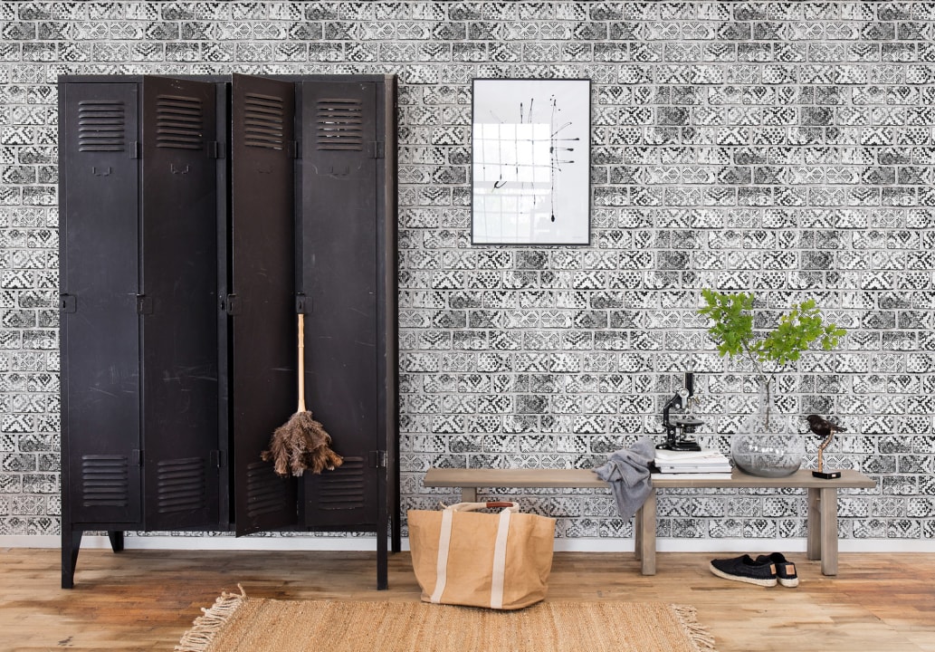 Un murale con mattoni dipinti in bianco e nero