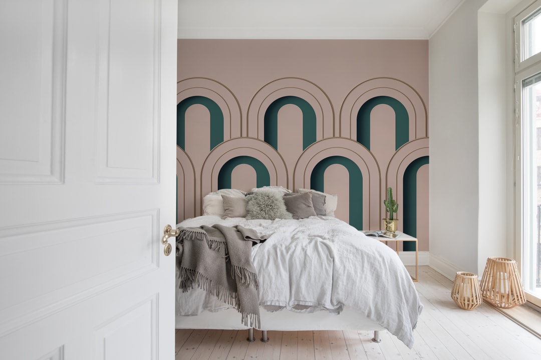 Un mural de pared en 3D en rosa polvoriento agrega profundidad a cualquier habitación