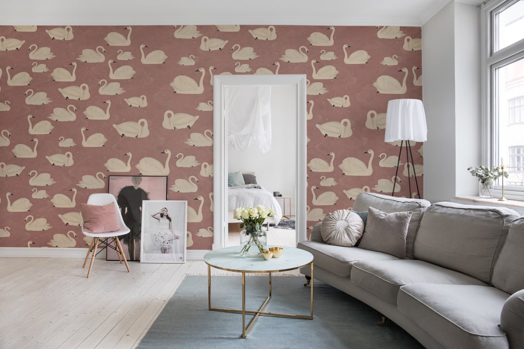 Papier peint rose avec cygnes blancs et duveteux