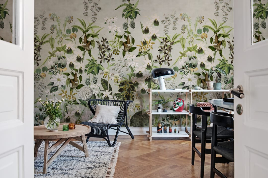 Tapet med vilda blommor i gråskala
