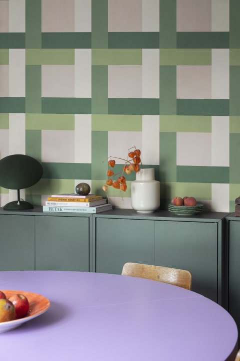 Groen en roze gestreept behangontwerp