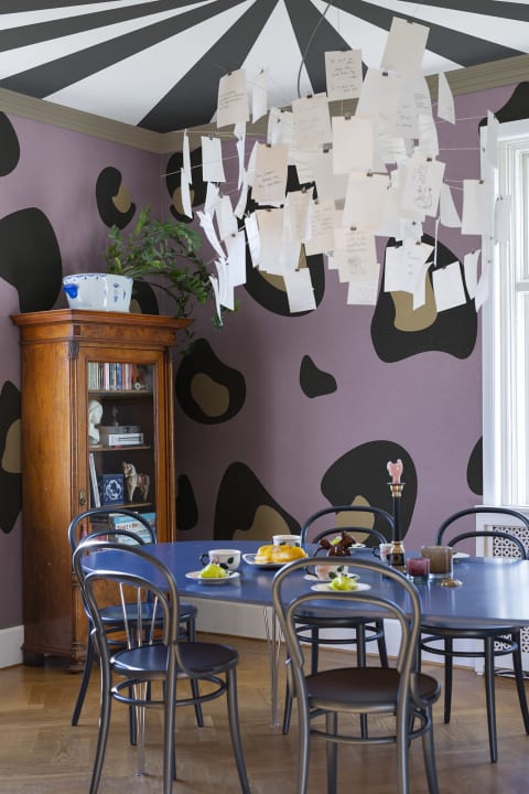 Lila luipaard print behang