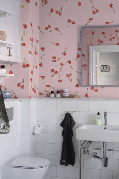 Opulente Tapete in Rot und Pastellrosa