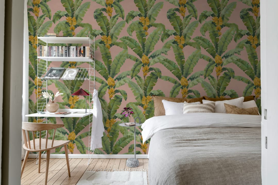 Umarme tropische Vibes mit rosa Bananenblättern