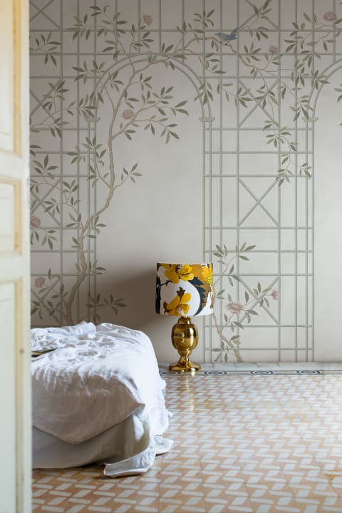 Chinoiserie Trellis: Eleganza in Luce