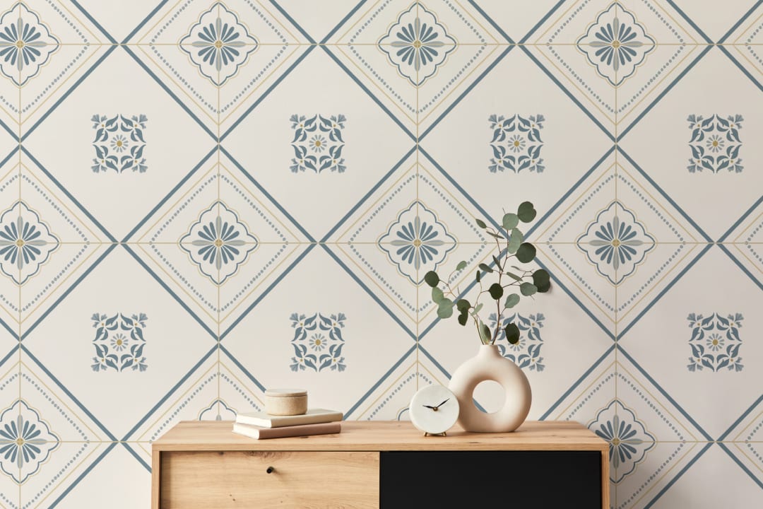 Mural de papel pintado clásico con azulejos geométricos azules