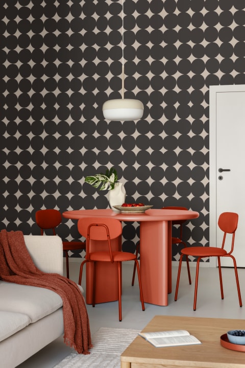 Murală cu model geometric negru care adaugă un aer arhitectural modern