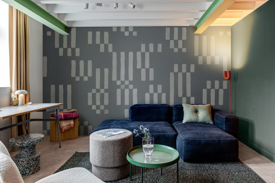 Mural geométrico de papel pintado a mano en azul apagado