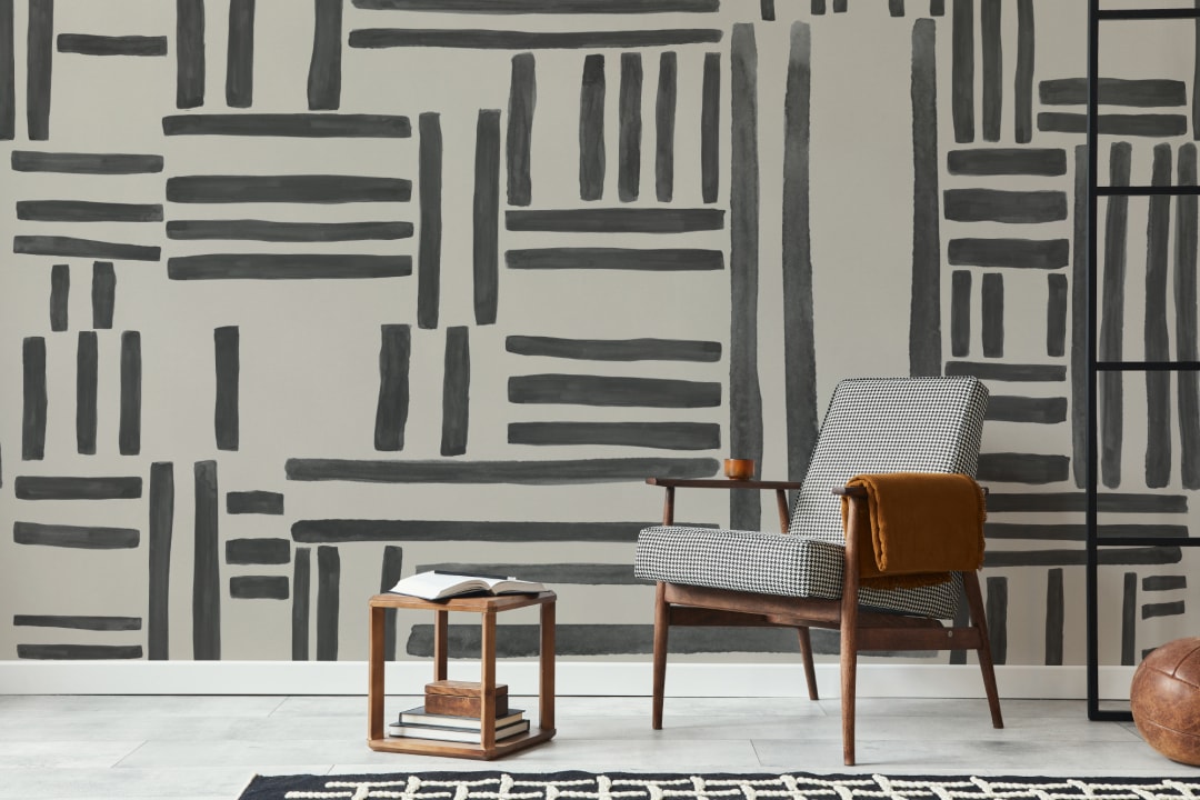 Mural de papel pintado a mano con rayas geométricas en negro