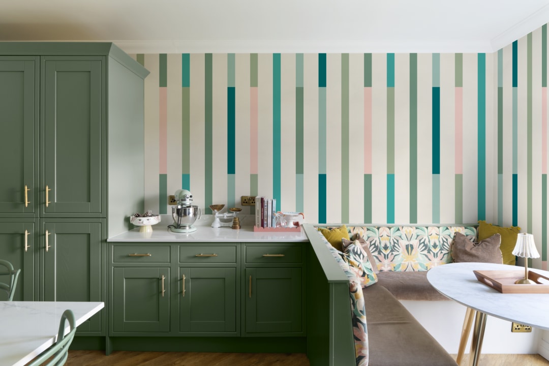Model modern cu dungi multicolore geometrice pentru murale