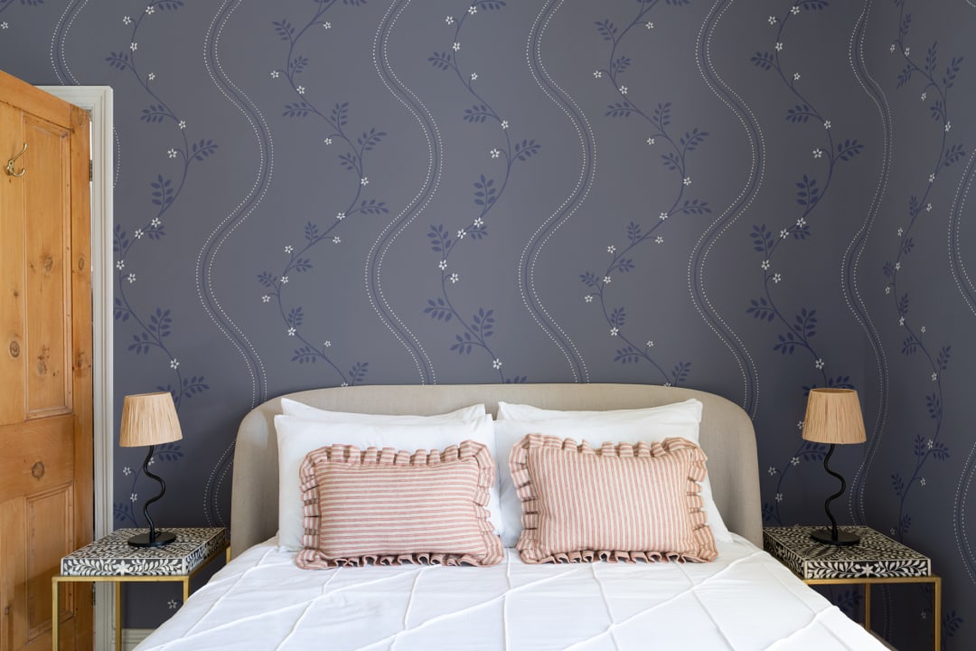 Murales de Papel Pintado Vintage Floral Azul Marino Para Espacios Elegantes
