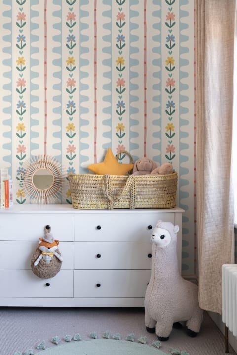 Motif floral vintage multicolore en papier peint panoramique apporte un charme ludique