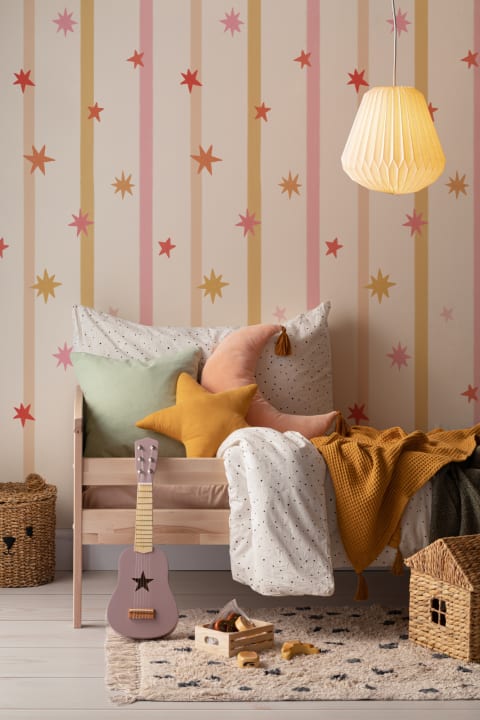 Mural de papel pintado infantil con estampado de estrellas y rayas rosas