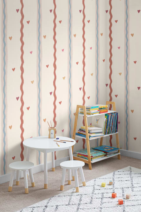 Motif de cœurs roses et rayures, charmant papier peint panoramique pour enfants