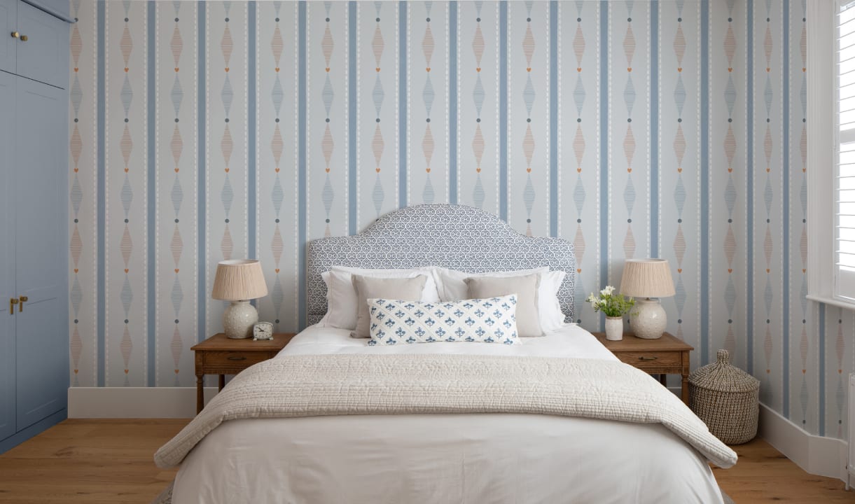 Carta da parati moderna a righe con elegante motivo geometrico blu