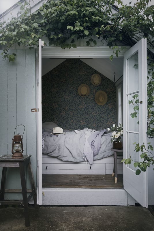 leonardo wallpaper in midnight blue