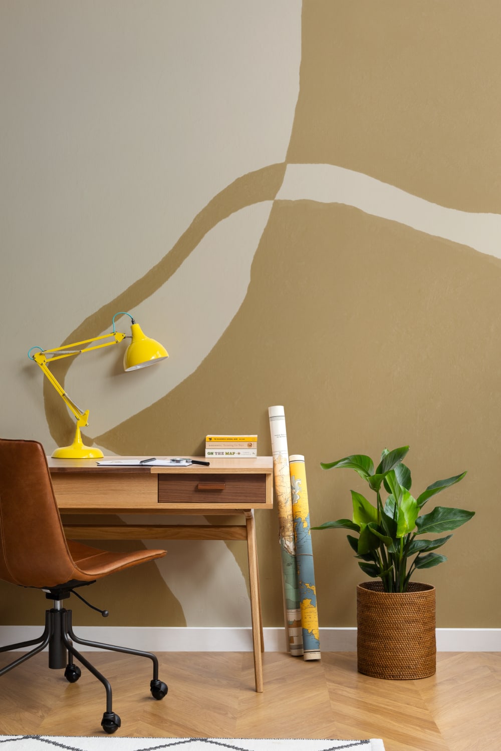 Modern mural-tapeter i böjda former i senap och beige toner