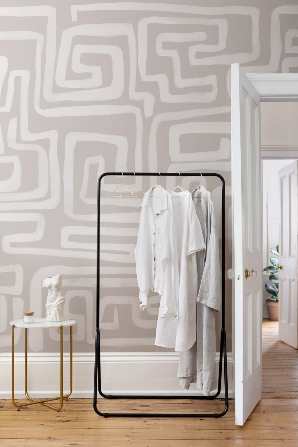 Handmålad mural-tapeter med labyrintmönster i beige