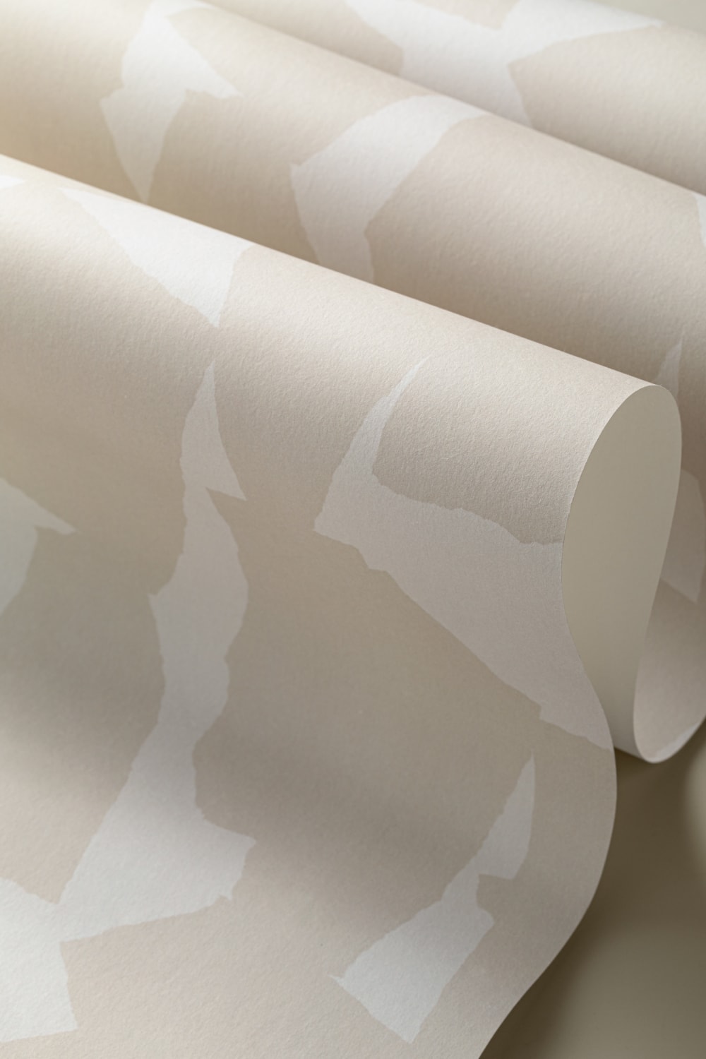 Papier Peint Beige et Blanc à Motifs de Formes Abstraites