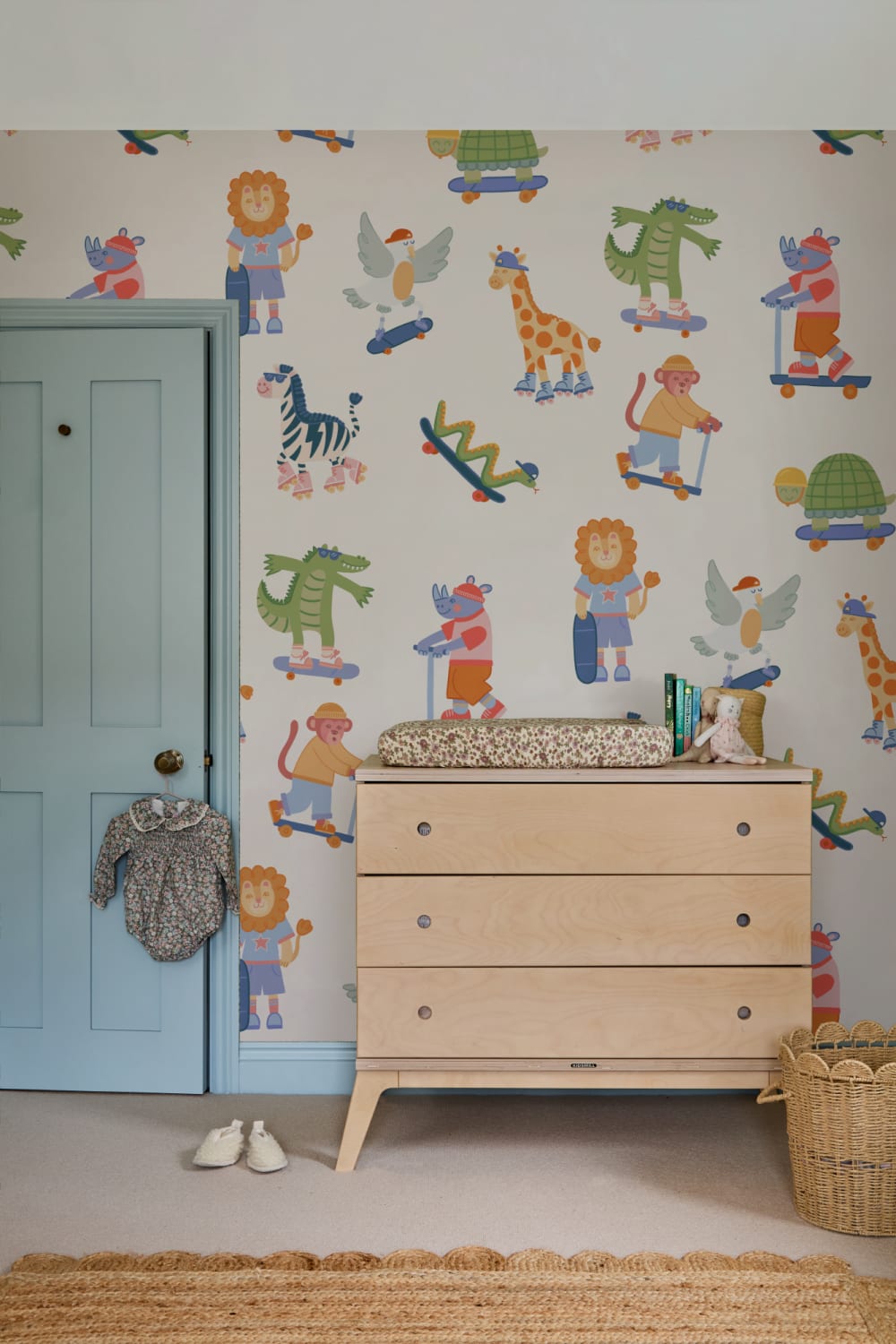 Kids' Multicolor Playful Animals Skateboarding Mural-tapeter