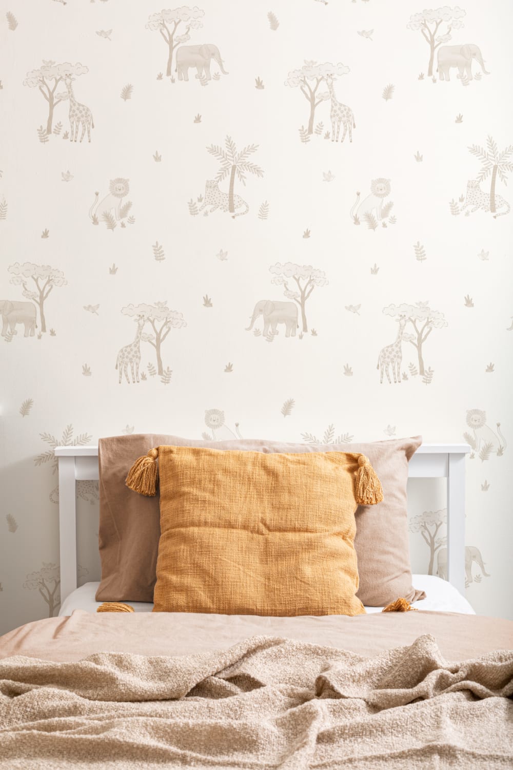 Papel pintado neutro ilustrado con animales de safari de colores