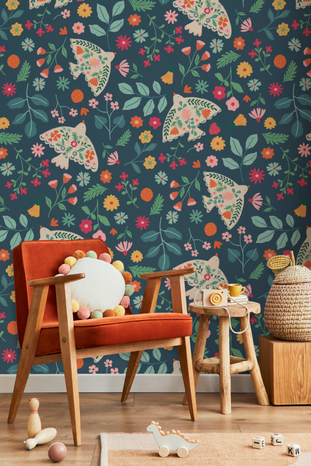Papel de parede com motivos florais e pássaros escandinavos azuis escuros