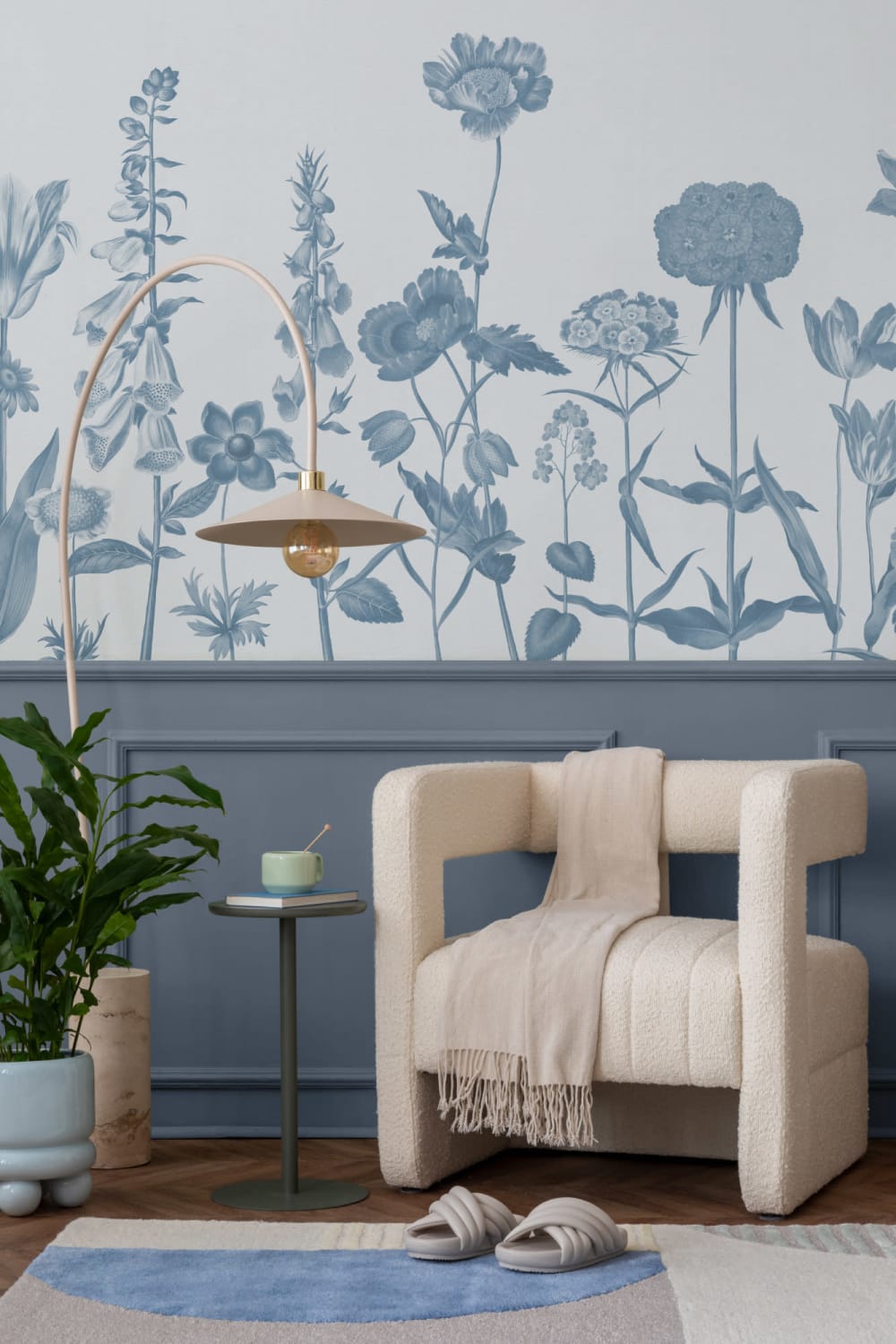 Blå illustreret vægmaleri af vilde blomster
