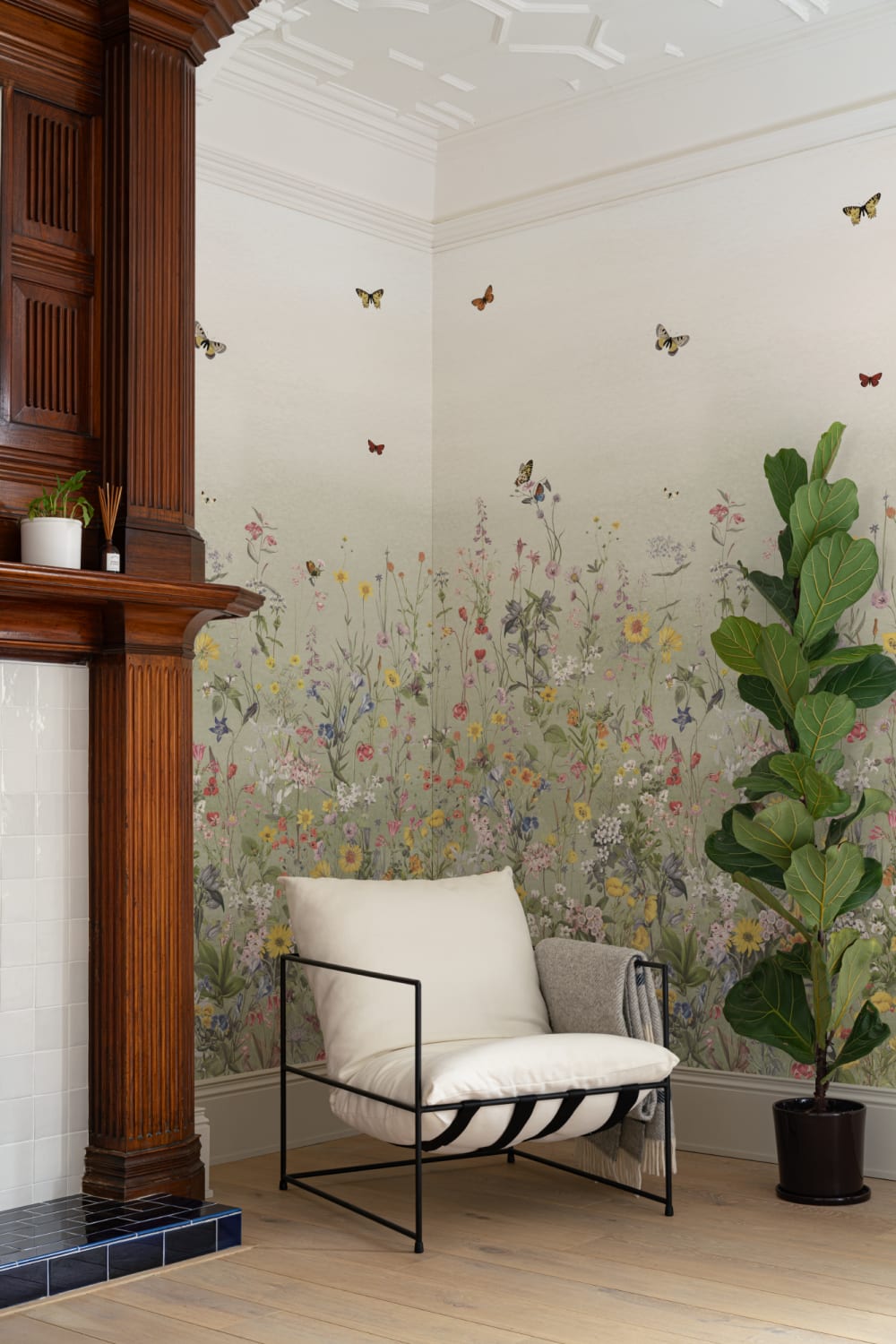 Mural de flores silvestres y mariposas verde ombre