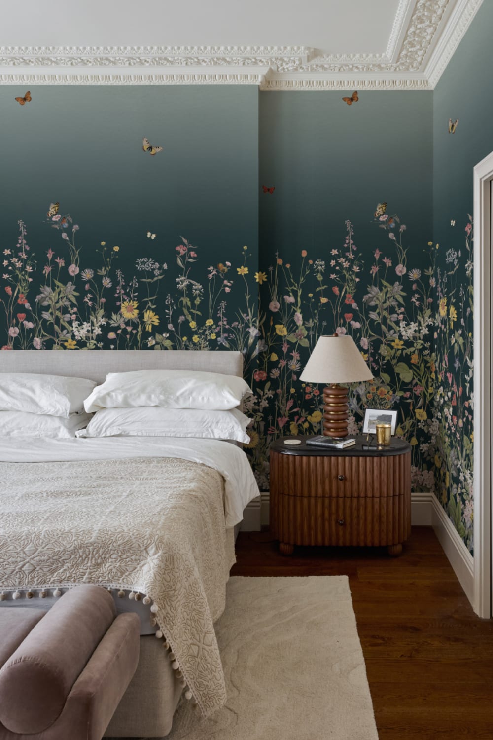 Papier peint bleu foncé ombré de fleurs sauvages et de papillons