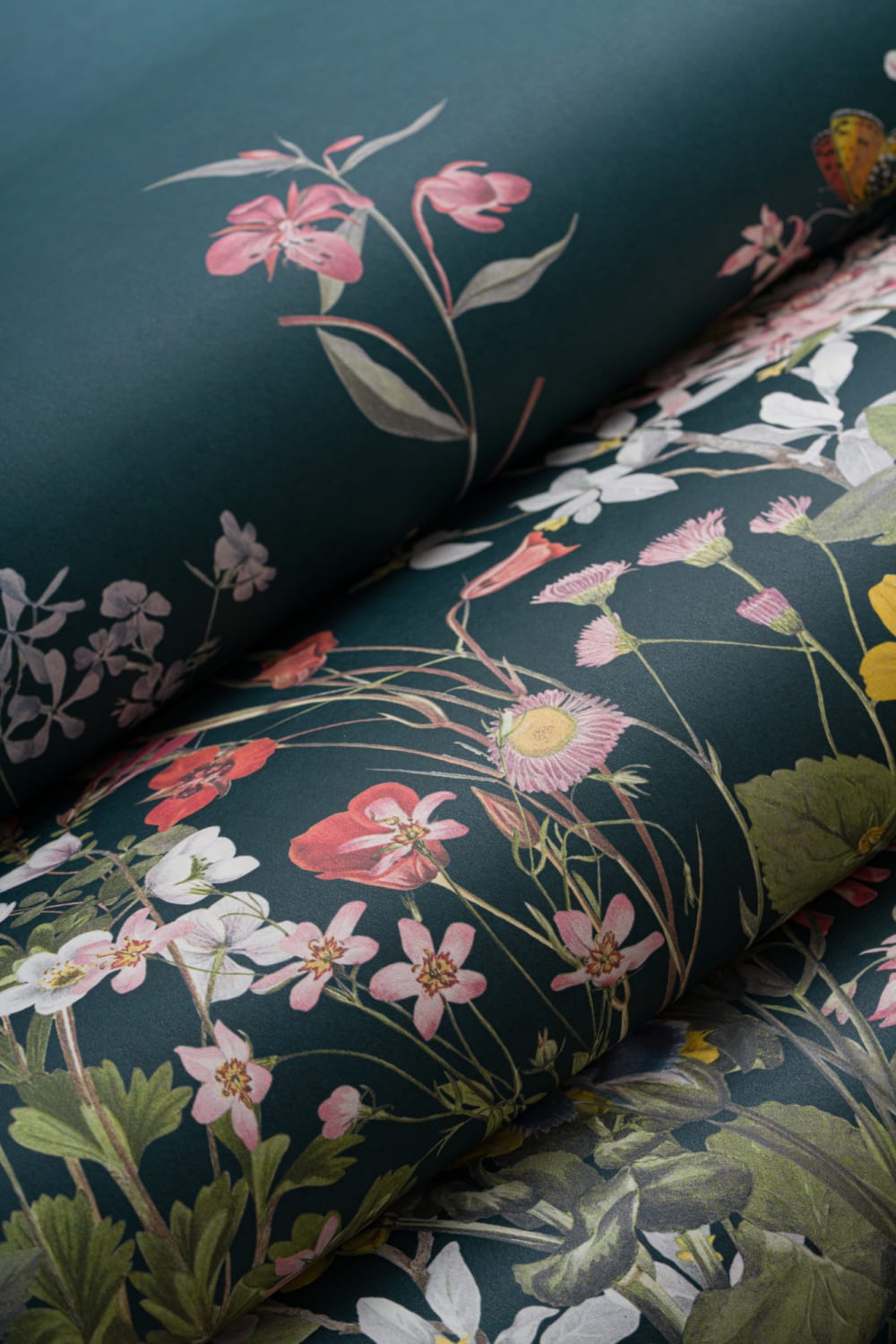 Papier peint bleu foncé ombré de fleurs sauvages et de papillons
