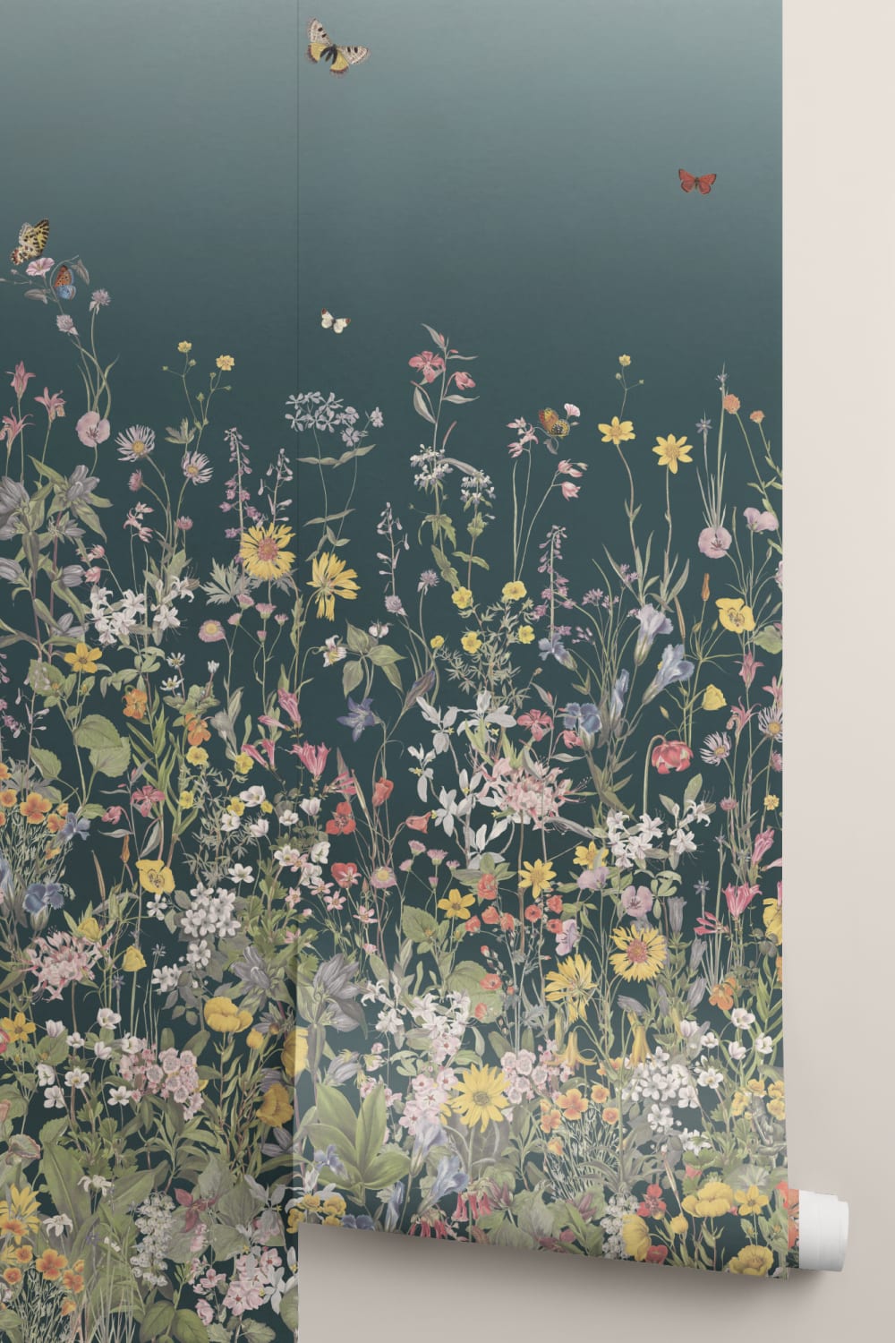 Papier peint bleu foncé ombré de fleurs sauvages et de papillons