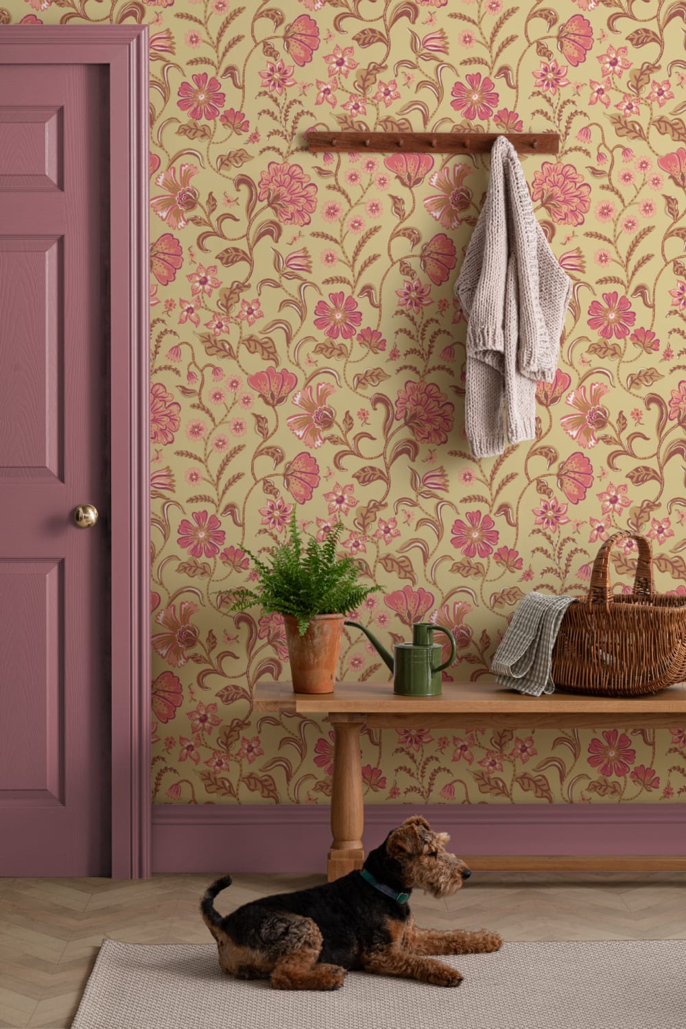 Guldfarvet blomstret tapet i indisk stil