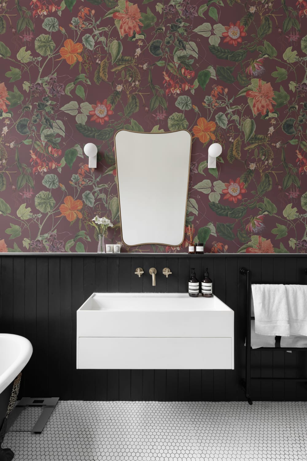 Mural de papel pintado con motivos florales y botánicos en rojo baya intenso