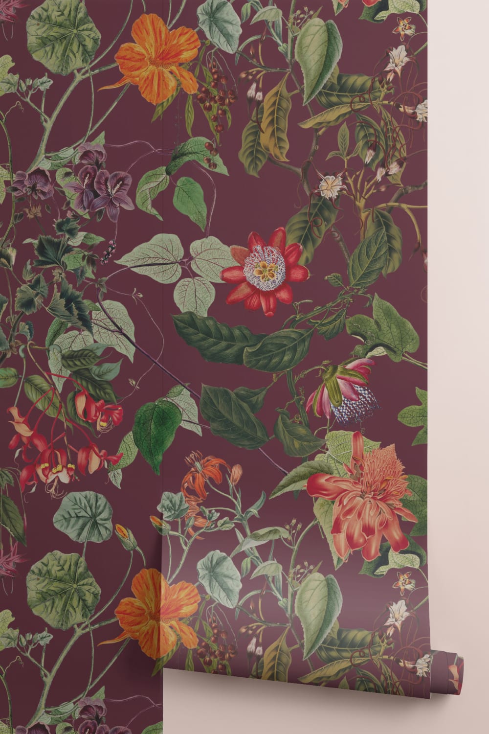 Mural de papel pintado con motivos florales y botánicos en rojo baya intenso