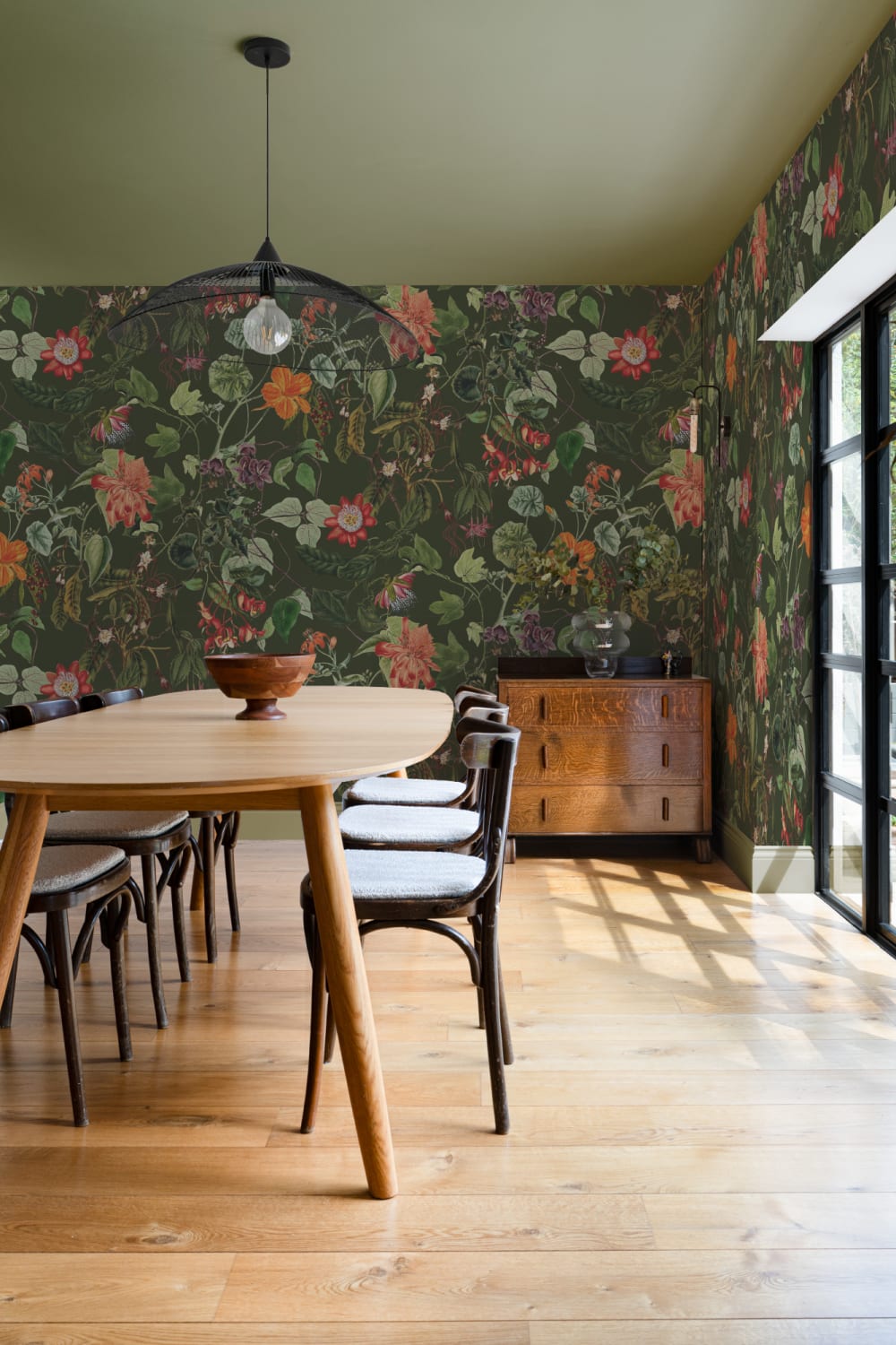 Dramatisk botanisk fototapet med blomster i skovgrønt