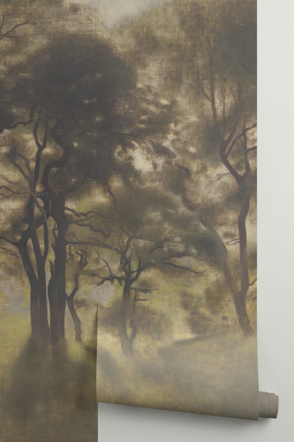 Carta da parati classica con pittura a olio della foresta nebbiosa