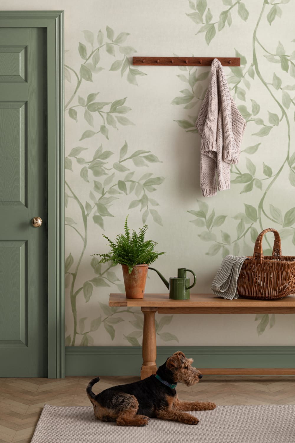 Mural de papel pintado con motivos botánicos de hojas de color verde suave