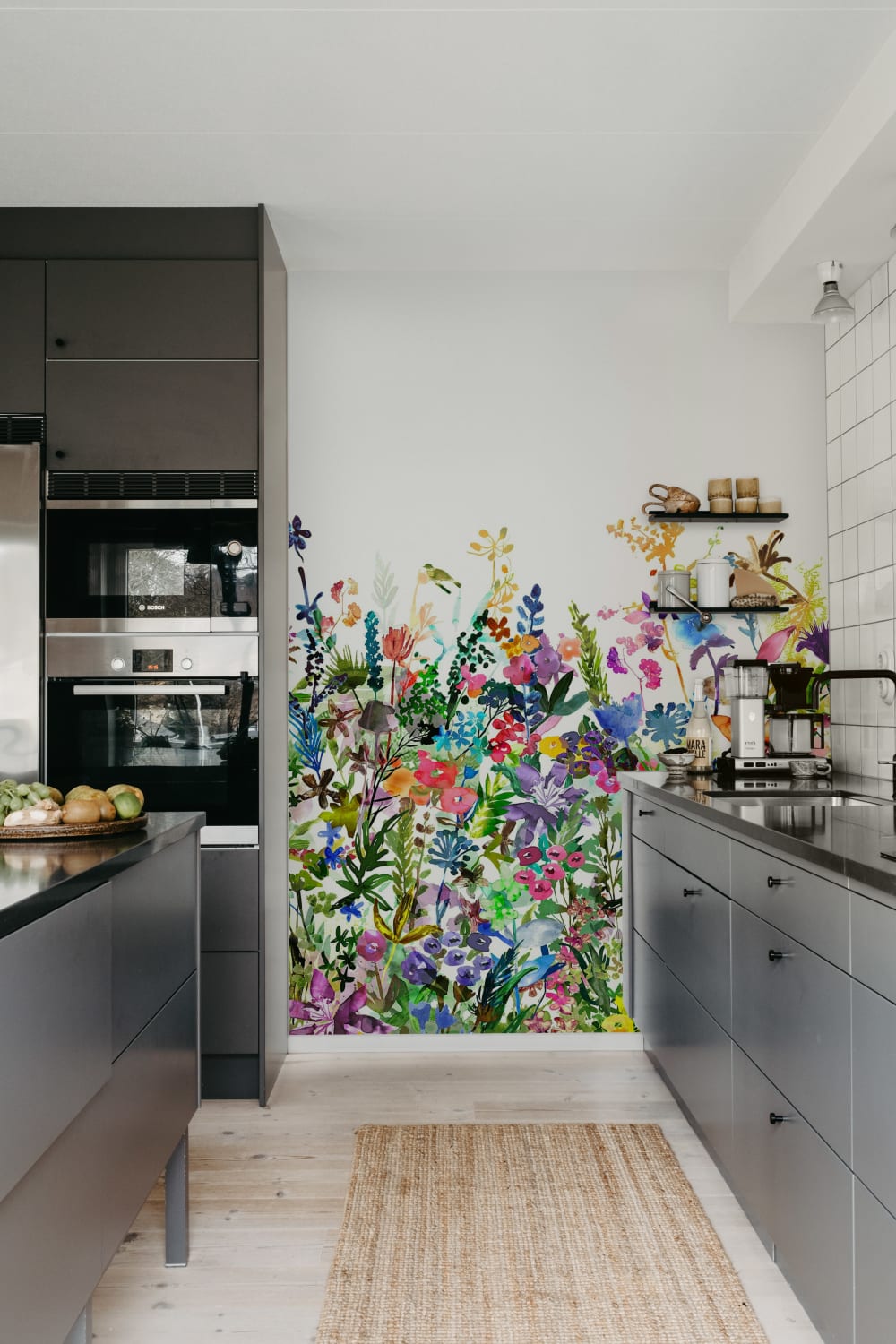 En blommande sommaräng målad i akvarell