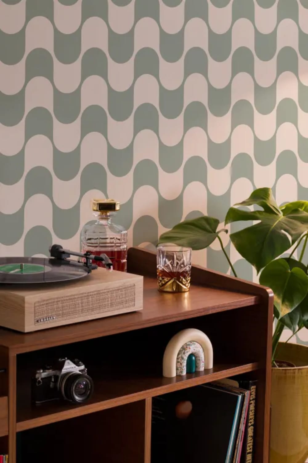 Green Groovy Retro Repeat Pattern Wallpaper