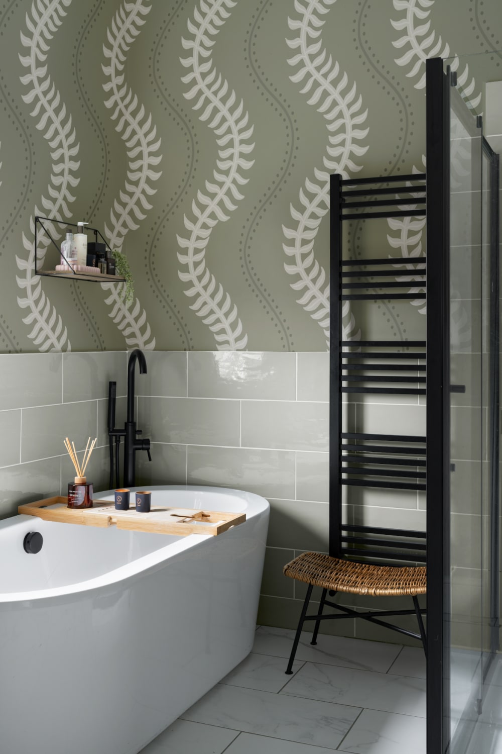 Green Fern Pattern Wall Mural With Wavy Design