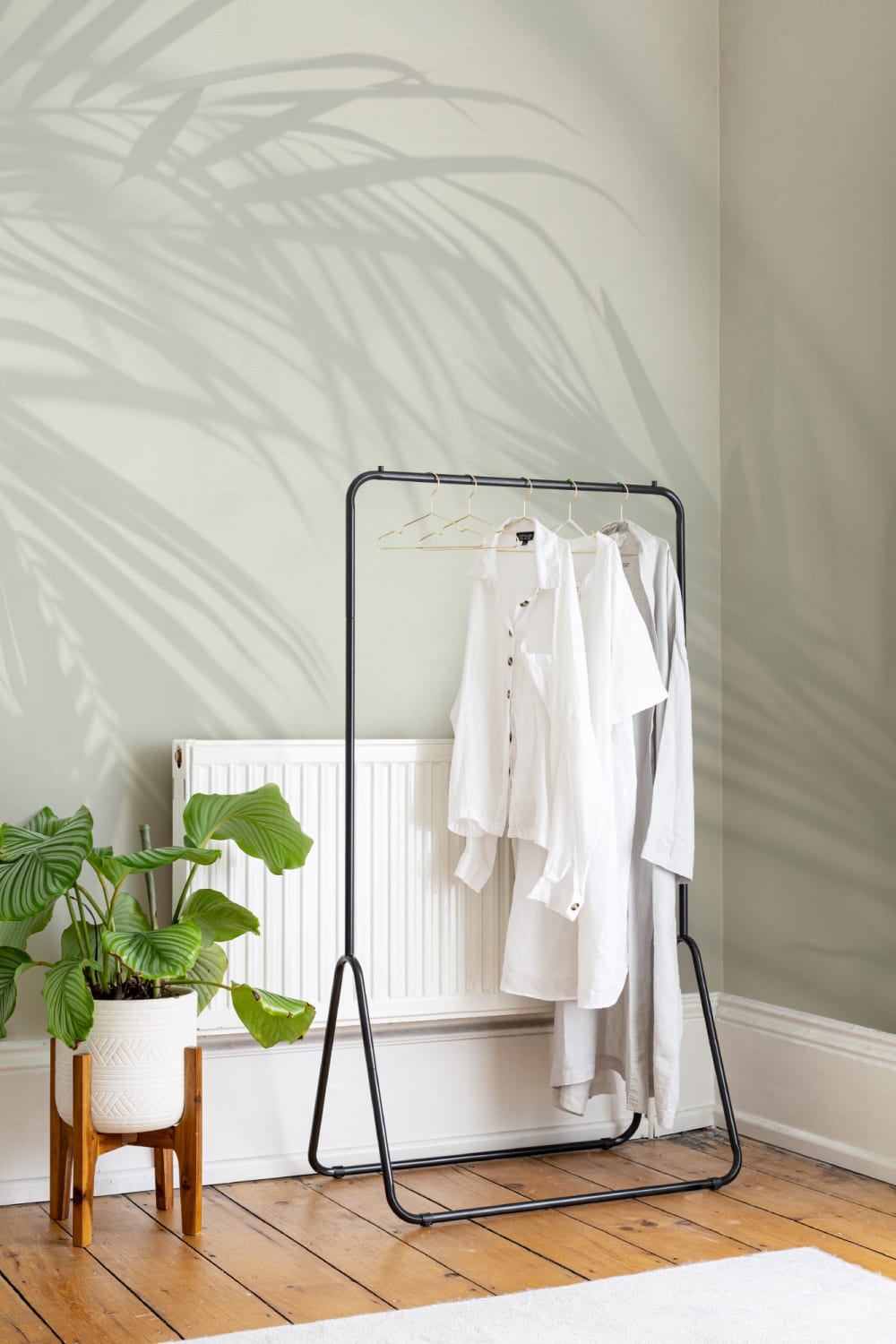 Mural de papel pintado con sombra de hoja de palmera verde claro
