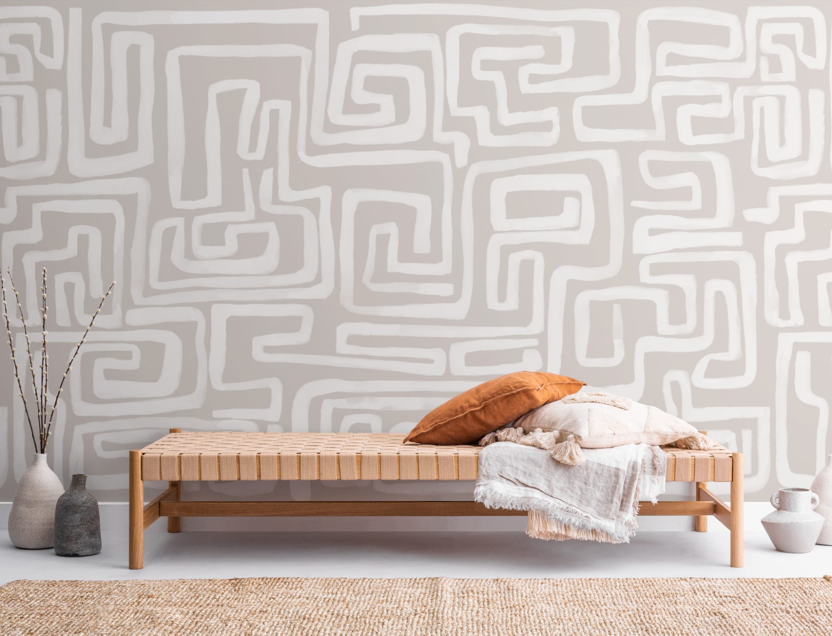 Handmålad mural-tapeter med labyrintmönster i beige