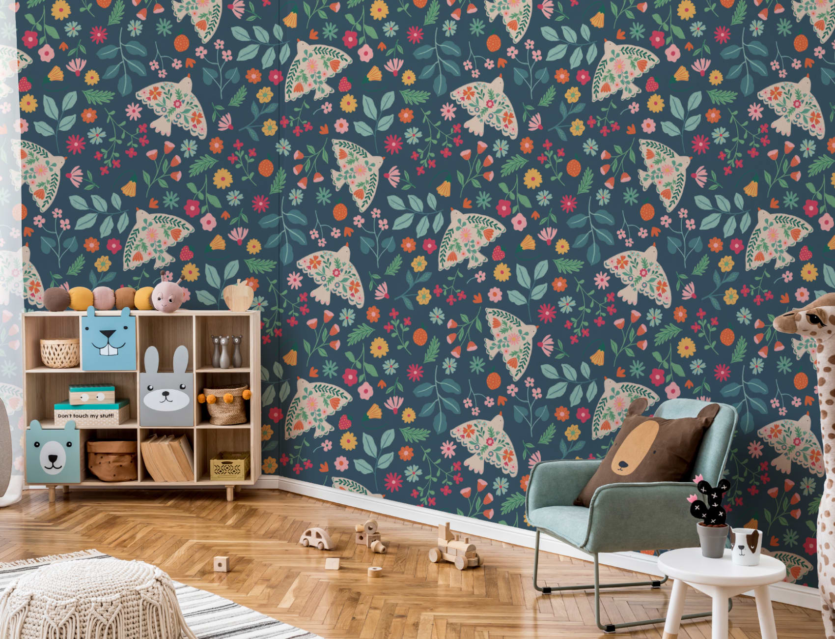 Papel de parede com motivos florais e pássaros escandinavos azuis escuros